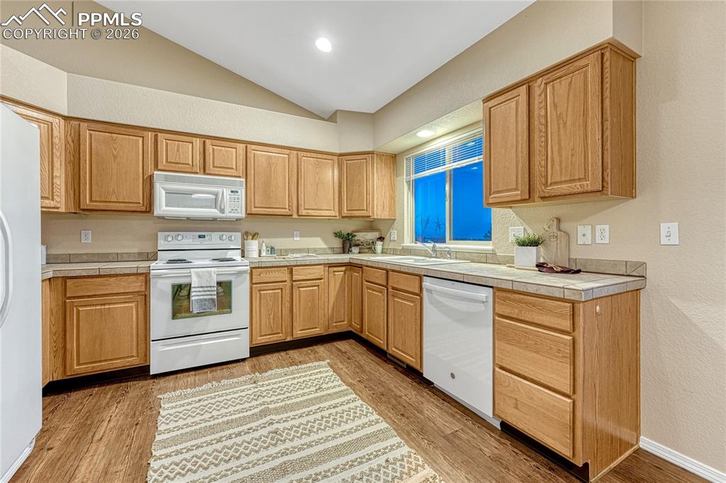 Image 18 of 50: Kitchen