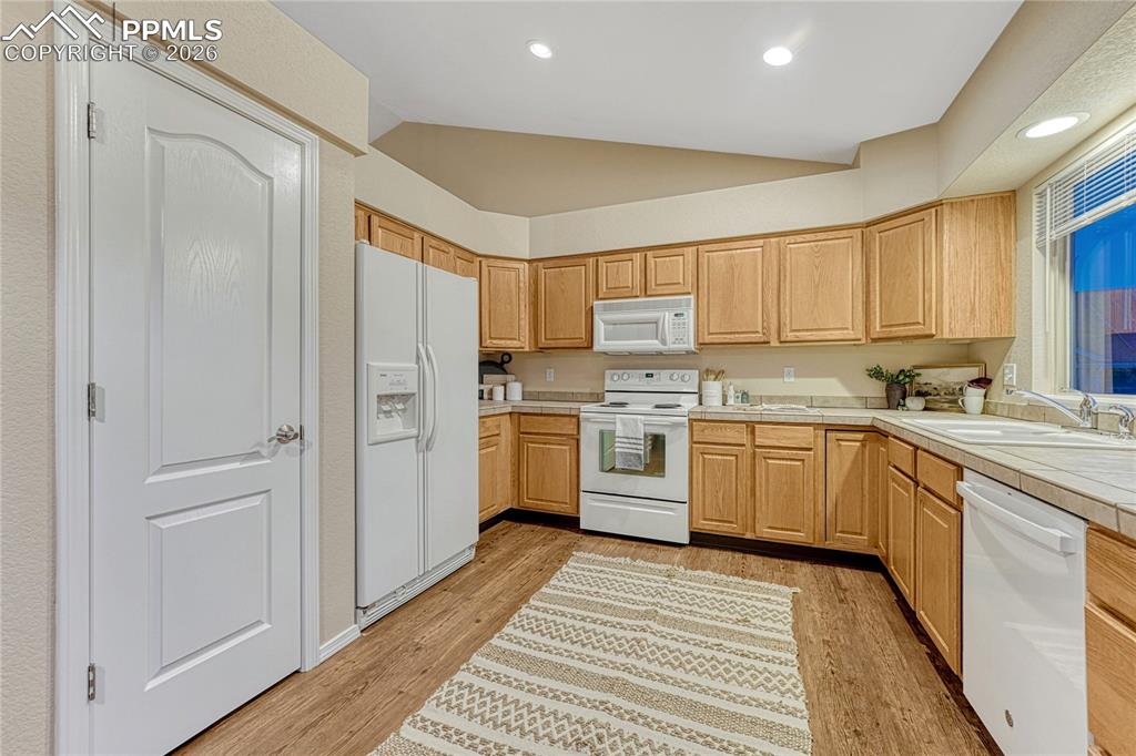 Image 19 of 50: Excellent pantry