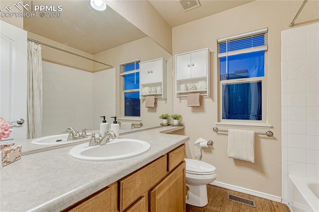 Image 36 of 50: Hall Full Bathroom