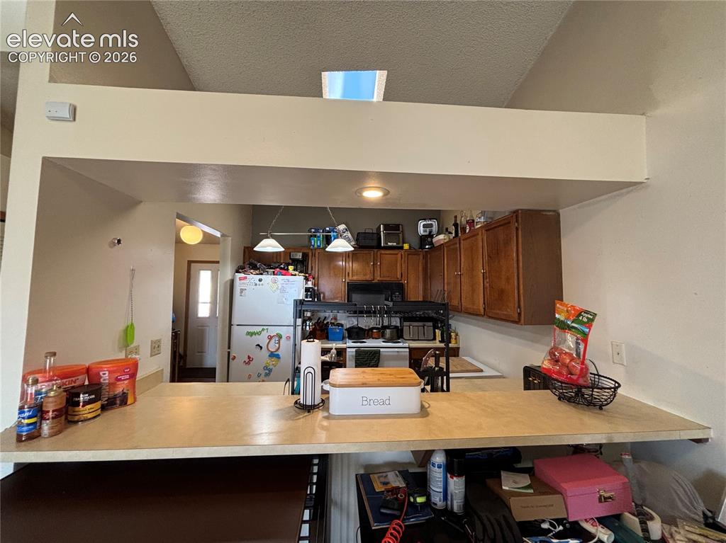 Image 10 of 24: Kitchen