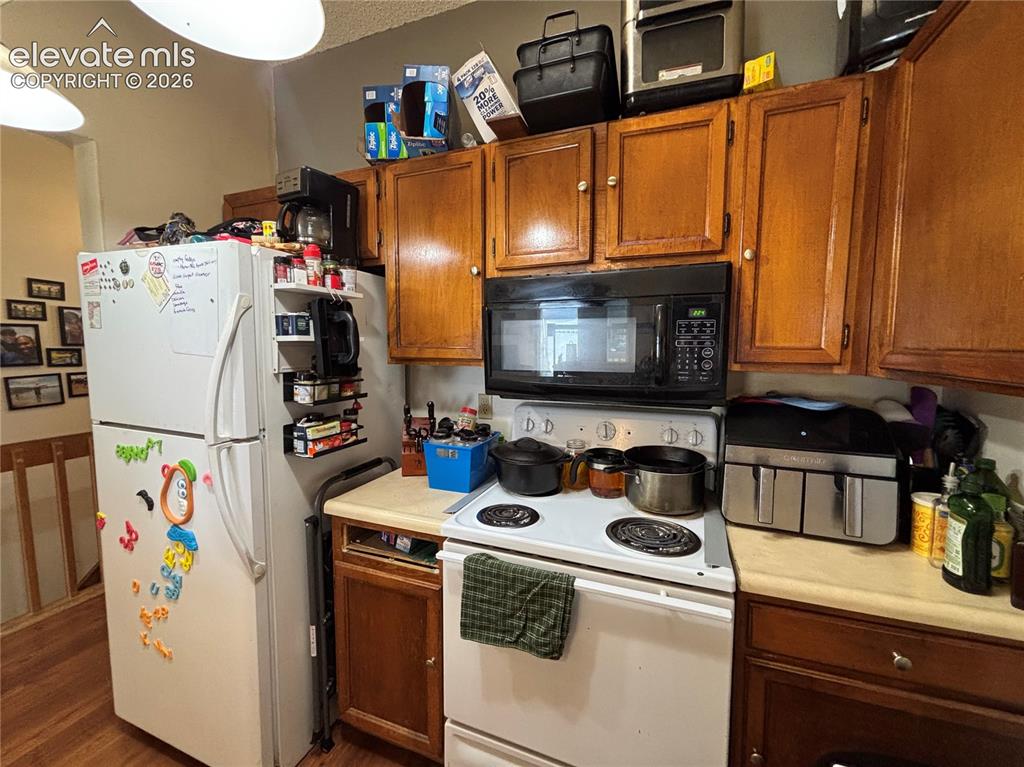 Image 11 of 24: Kitchen