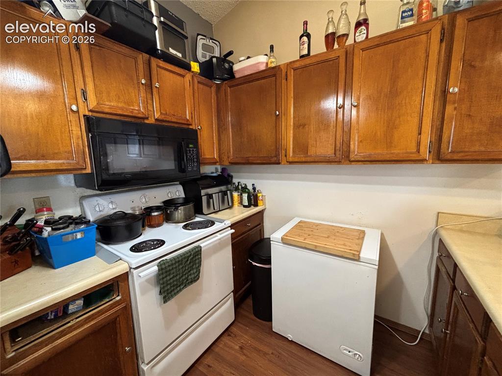Image 12 of 24: Kitchen