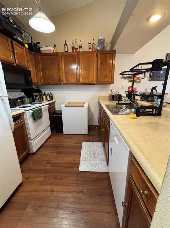 Image 13 of 24: Kitchen