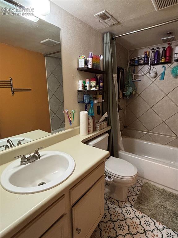Image 16 of 24: Bathroom