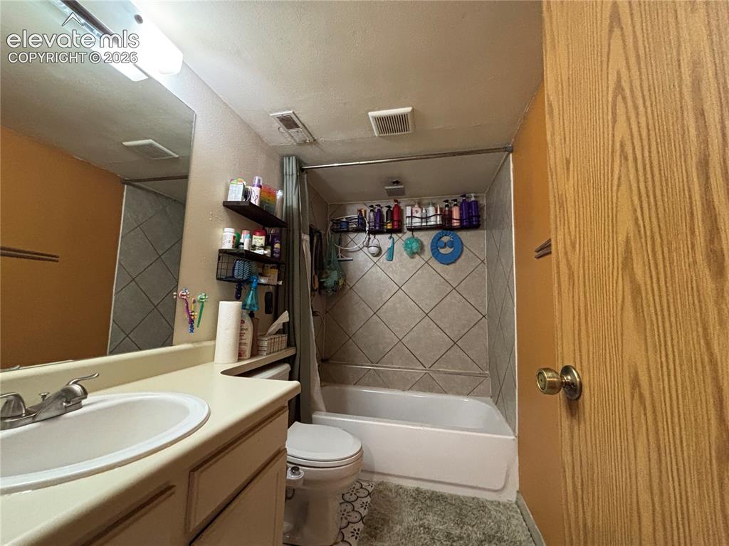 Image 17 of 24: Bathroom