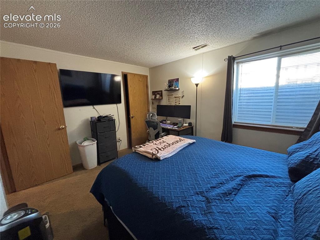 Image 19 of 24: Bedroom