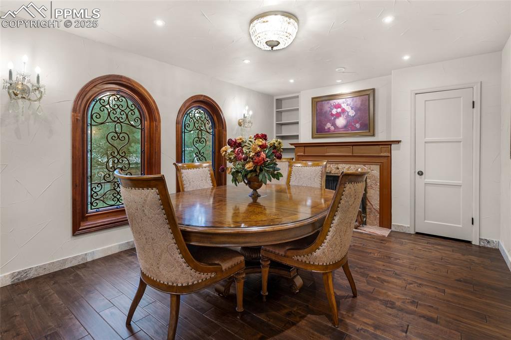 Image 11 of 49: Dining Area