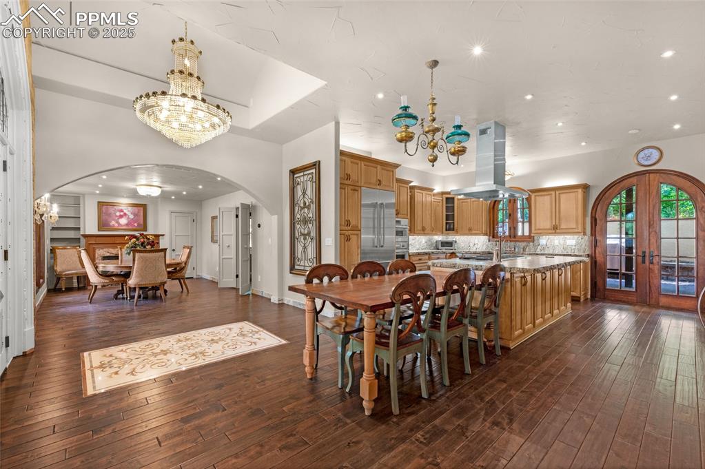 Image 17 of 49: Dining Area