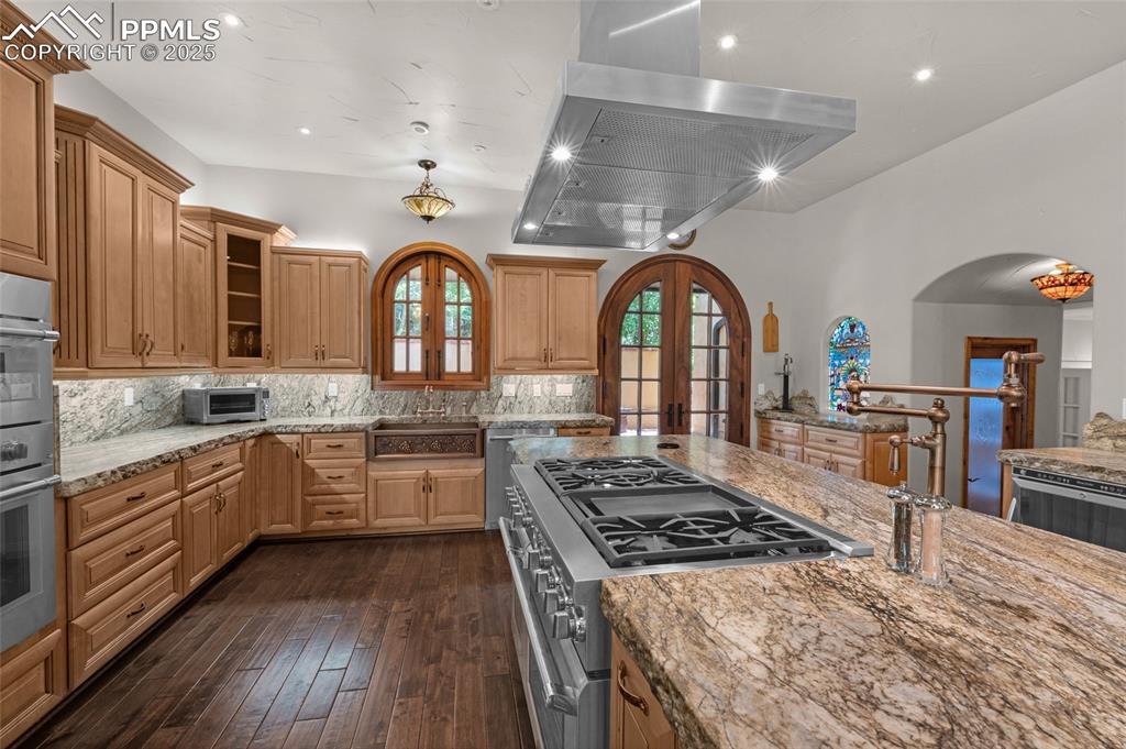 Image 18 of 49: Kitchen