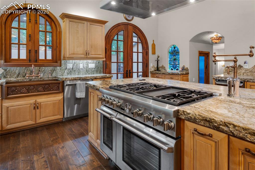 Image 19 of 49: Kitchen