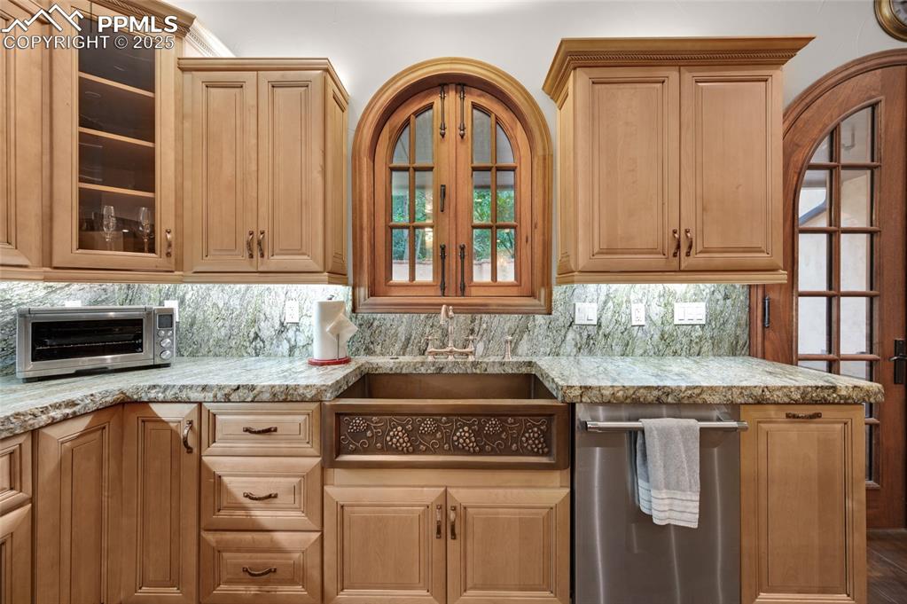 Image 20 of 49: Kitchen