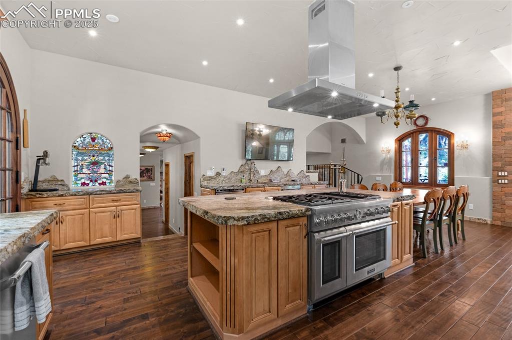 Image 21 of 49: Kitchen