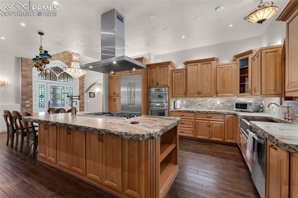 Image 22 of 49: Kitchen