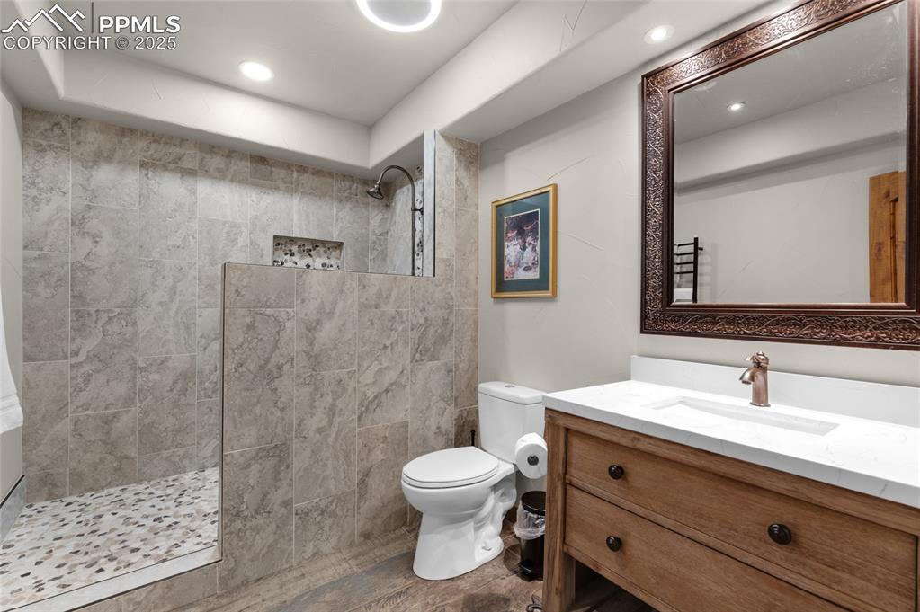 Image 40 of 49: Bathroom