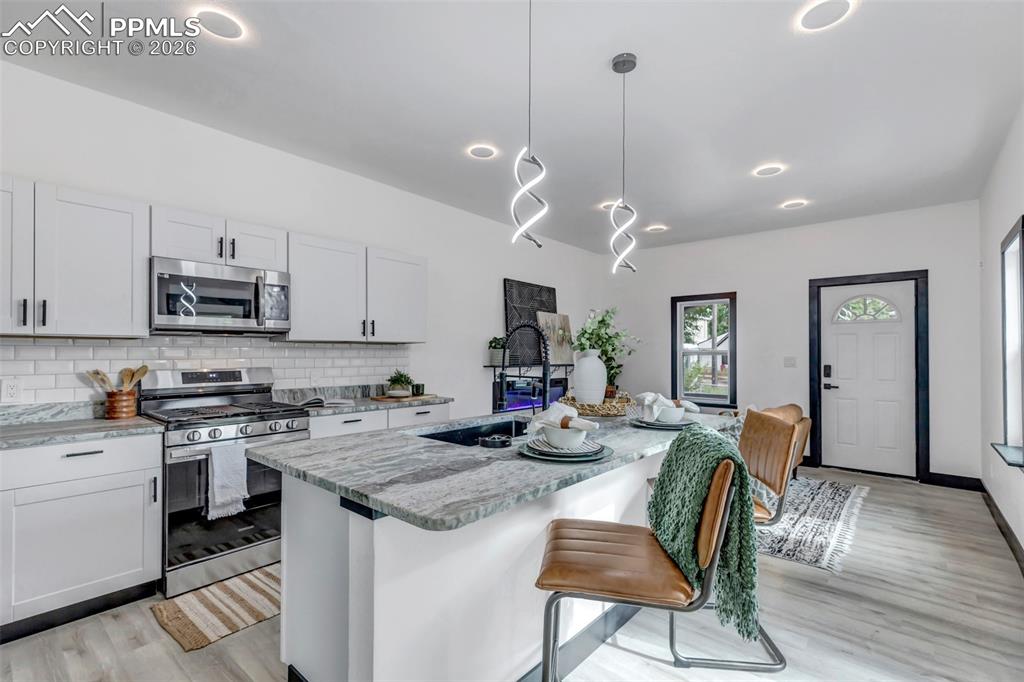 Image 8 of 11: Kitchen