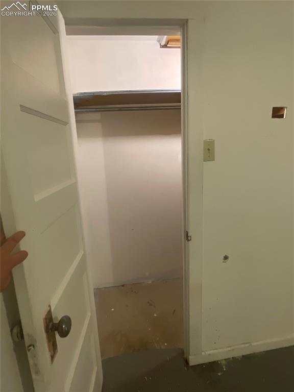 Image 18 of 31: Closet