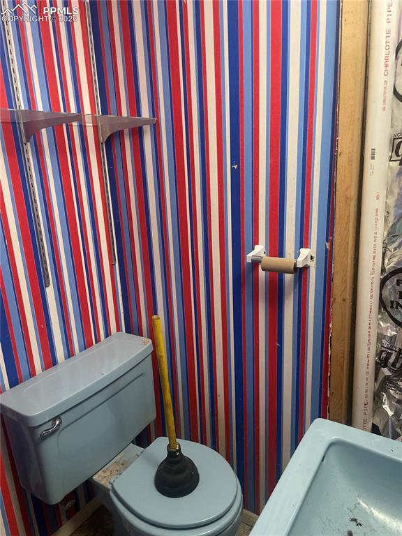 Image 24 of 31: Bathroom