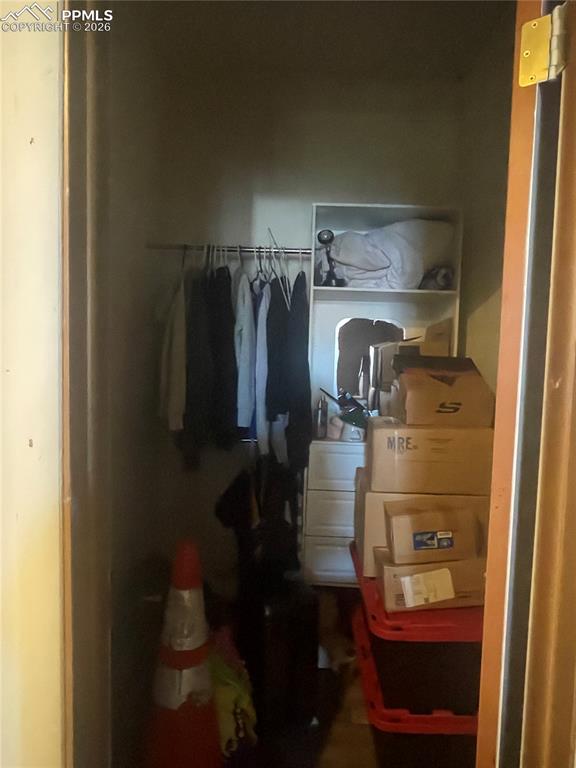 Image 25 of 31: Closet