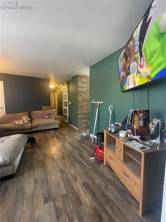 Image 6 of 31: Living Room