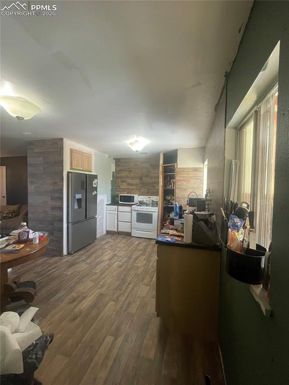 Image 9 of 31: Kitchen