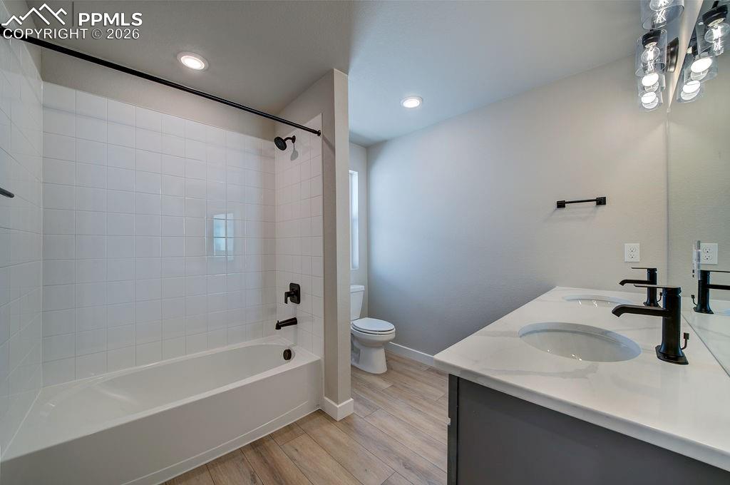 Image 32 of 37: Bathroom