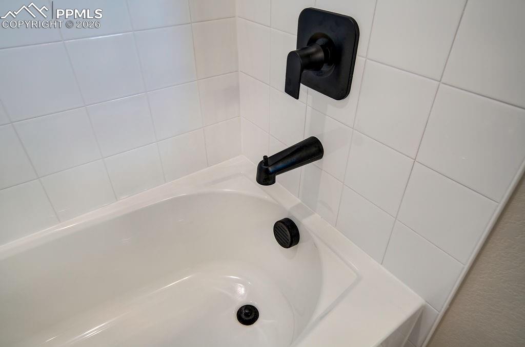 Image 34 of 37: Bathroom