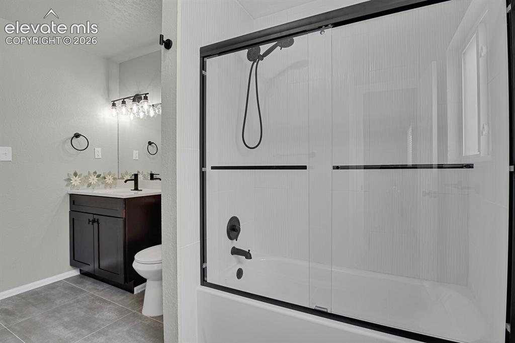 Image 17 of 29:  Adjoining Full Bathroom