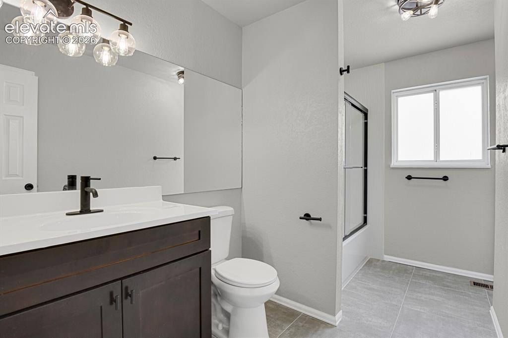 Image 18 of 29: Adjoining Full Bath