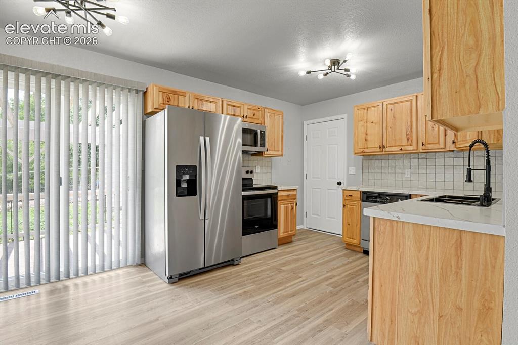 Image 33 of 47: Kitchen