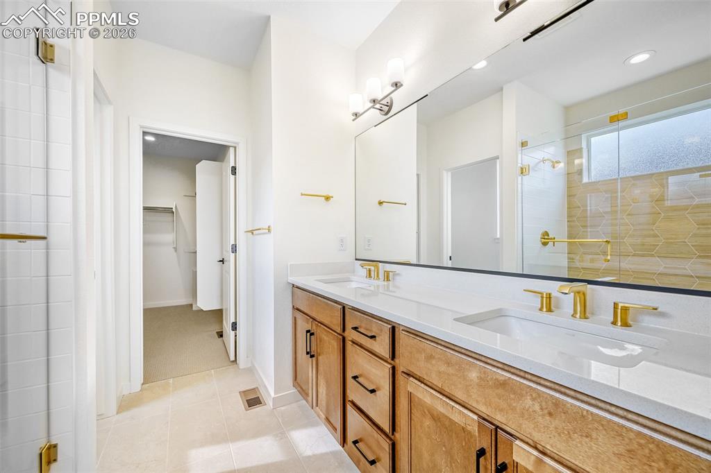 Image 10 of 14: Bathroom