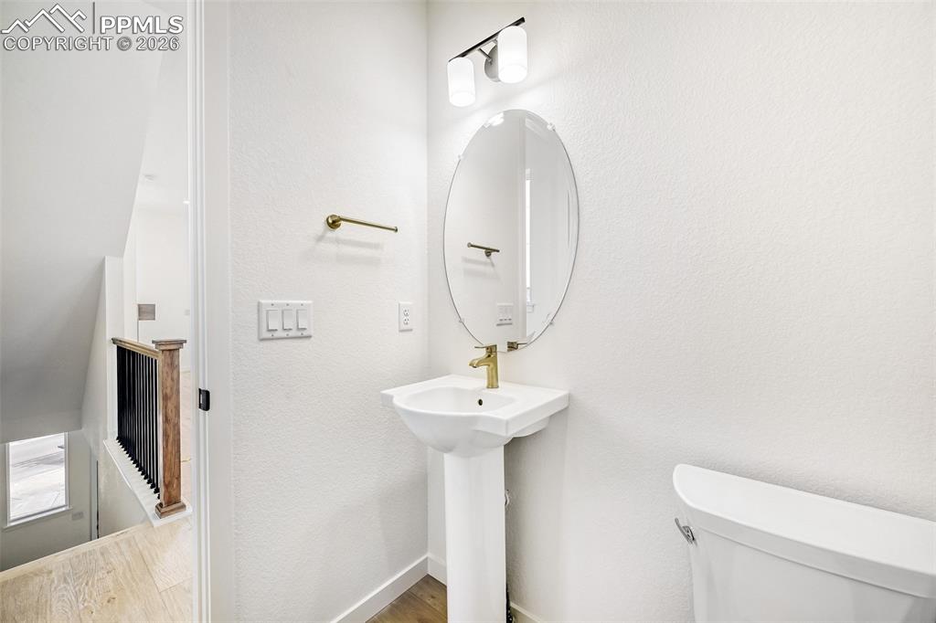 Image 7 of 14: Bathroom