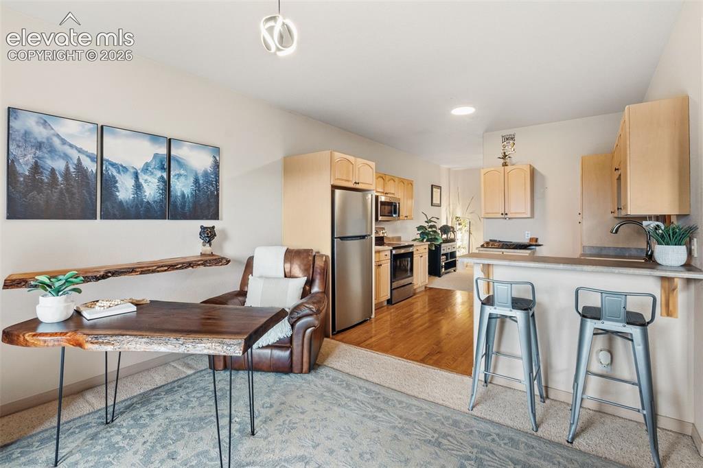 Image 17 of 40: Kitchen