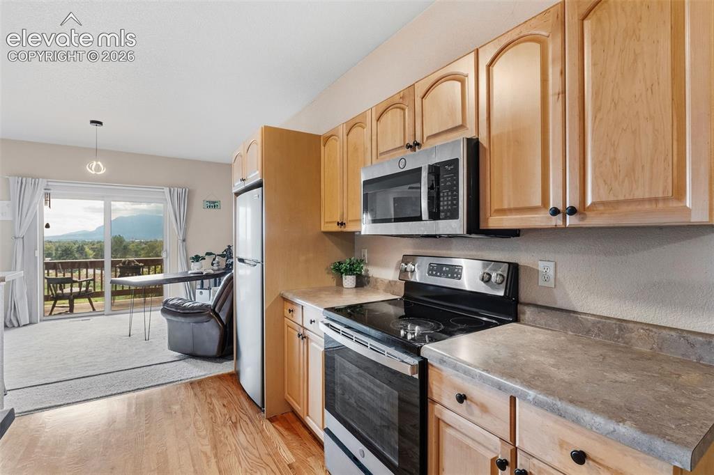Image 18 of 40: Kitchen