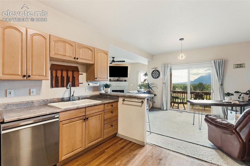 Image 19 of 40: Kitchen