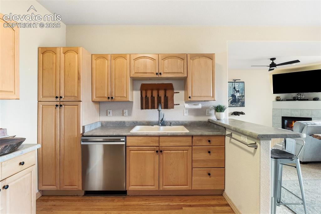 Image 20 of 40: Kitchen