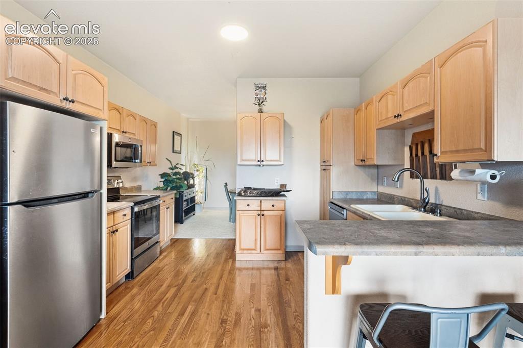 Image 21 of 40: Kitchen