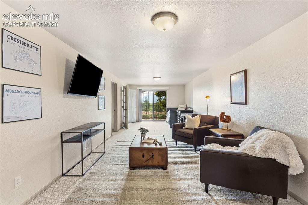 Image 31 of 40: Family Room