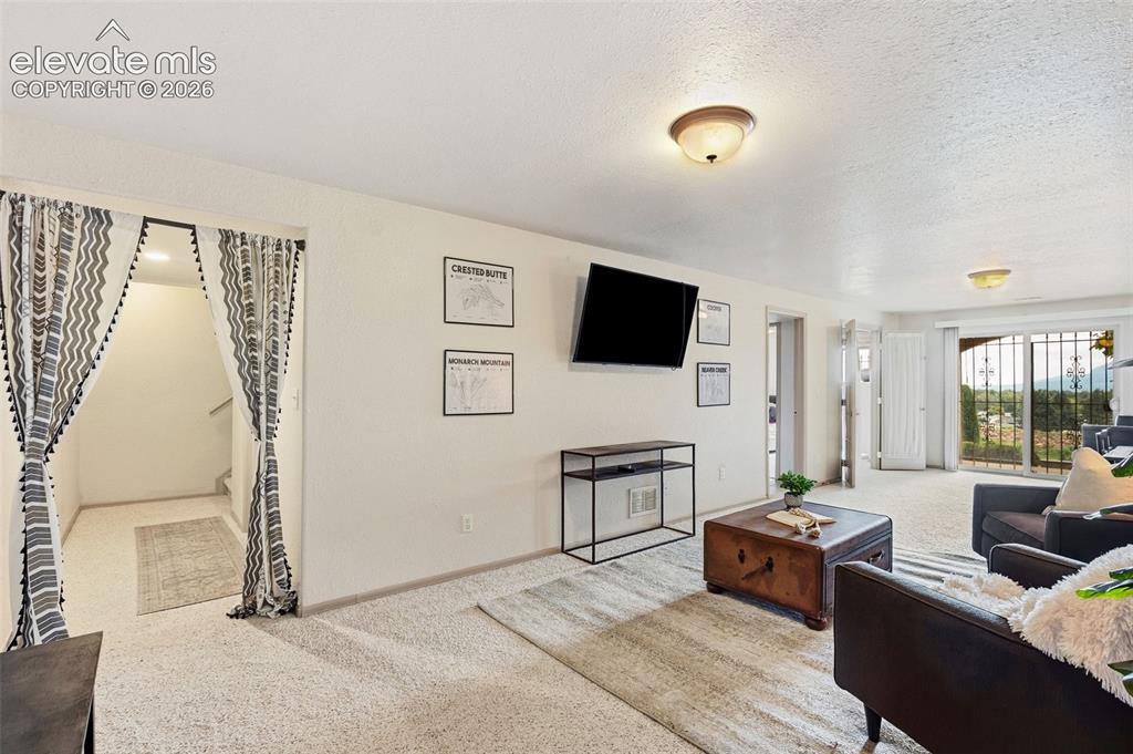 Image 32 of 40: Family Room