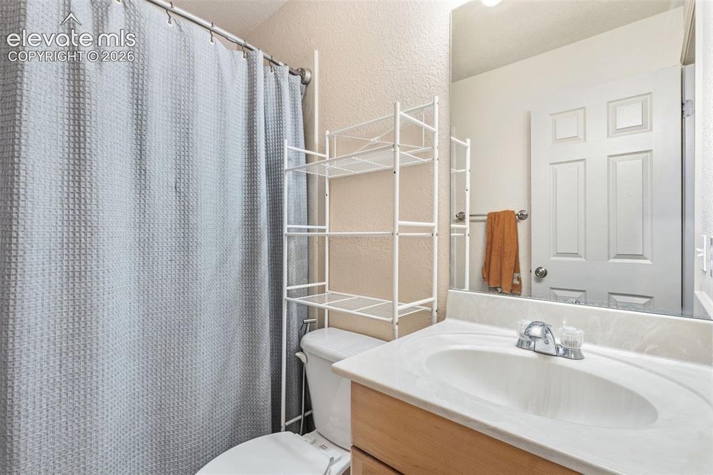 Image 36 of 40: Bathroom