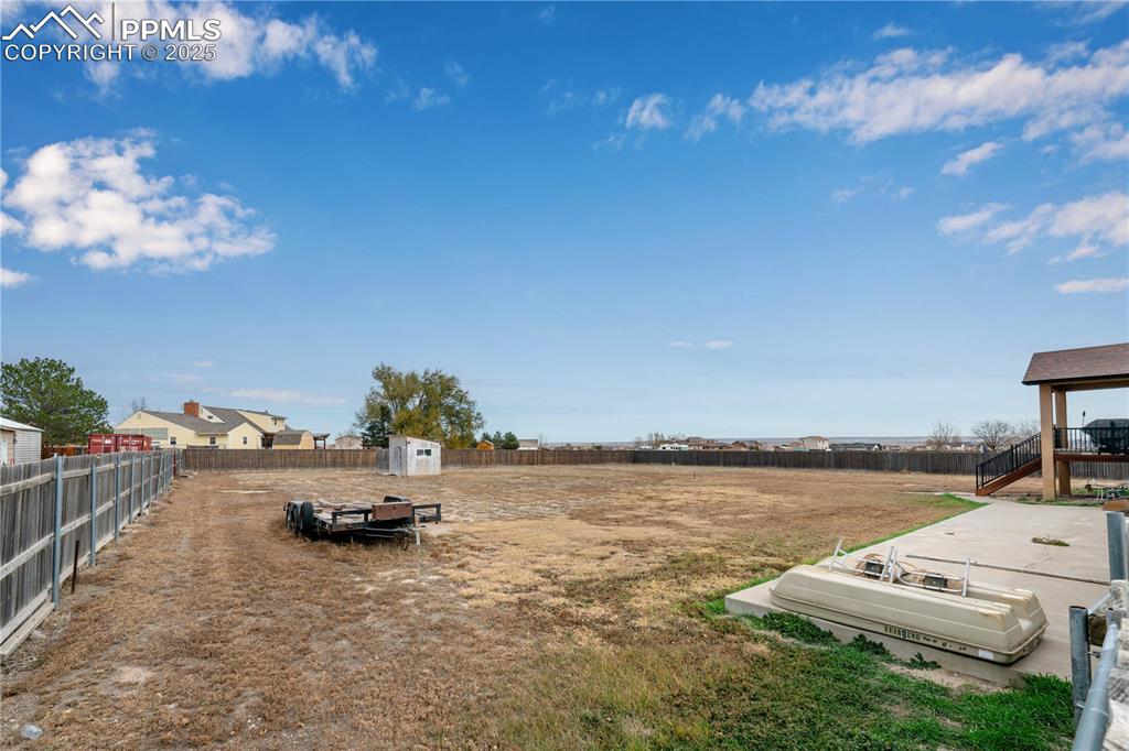 Image 17 of 40: Backyard/shed