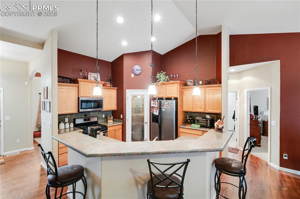 Image 27 of 40: Breakfast bar