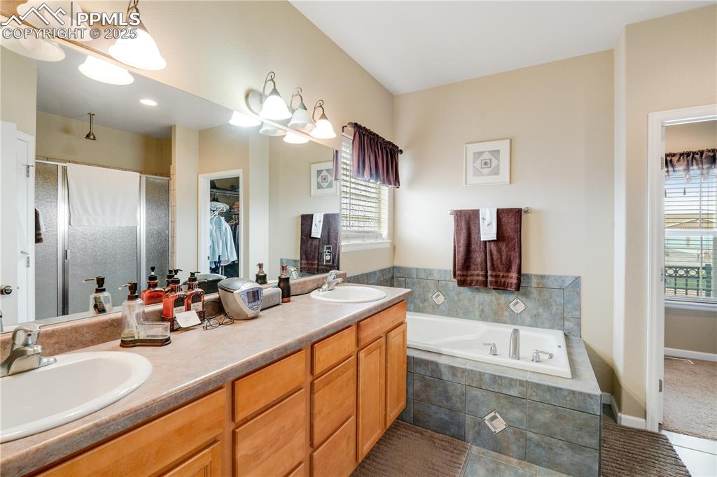 Image 29 of 40: Master bath/jetted tub