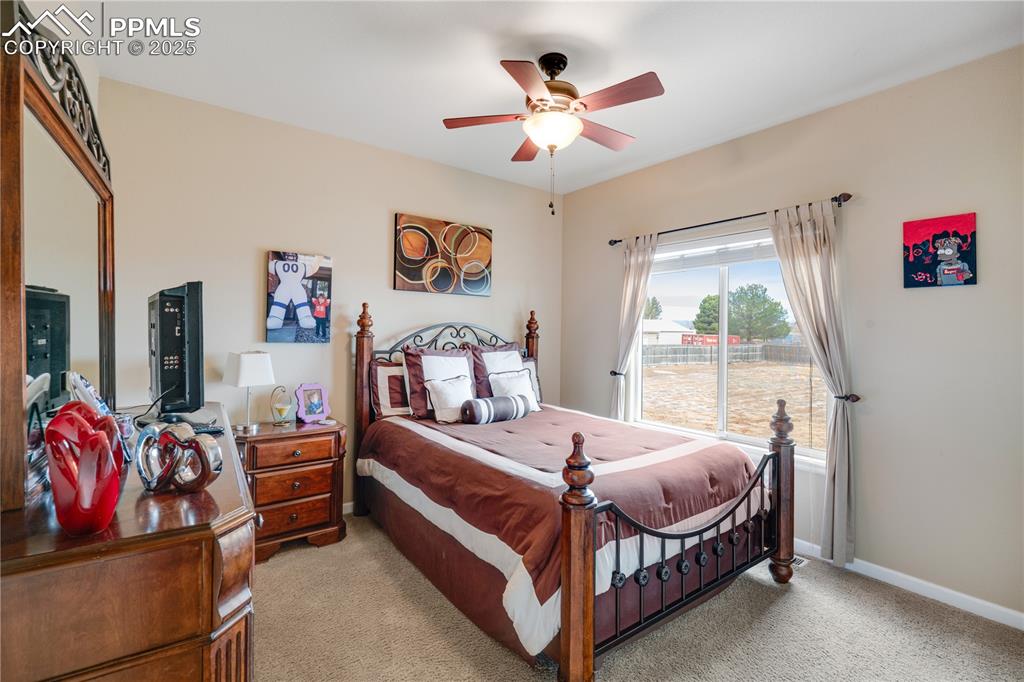 Image 31 of 40: Bedroom