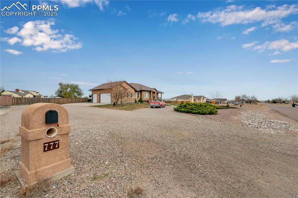 Image 7 of 40: Driveway