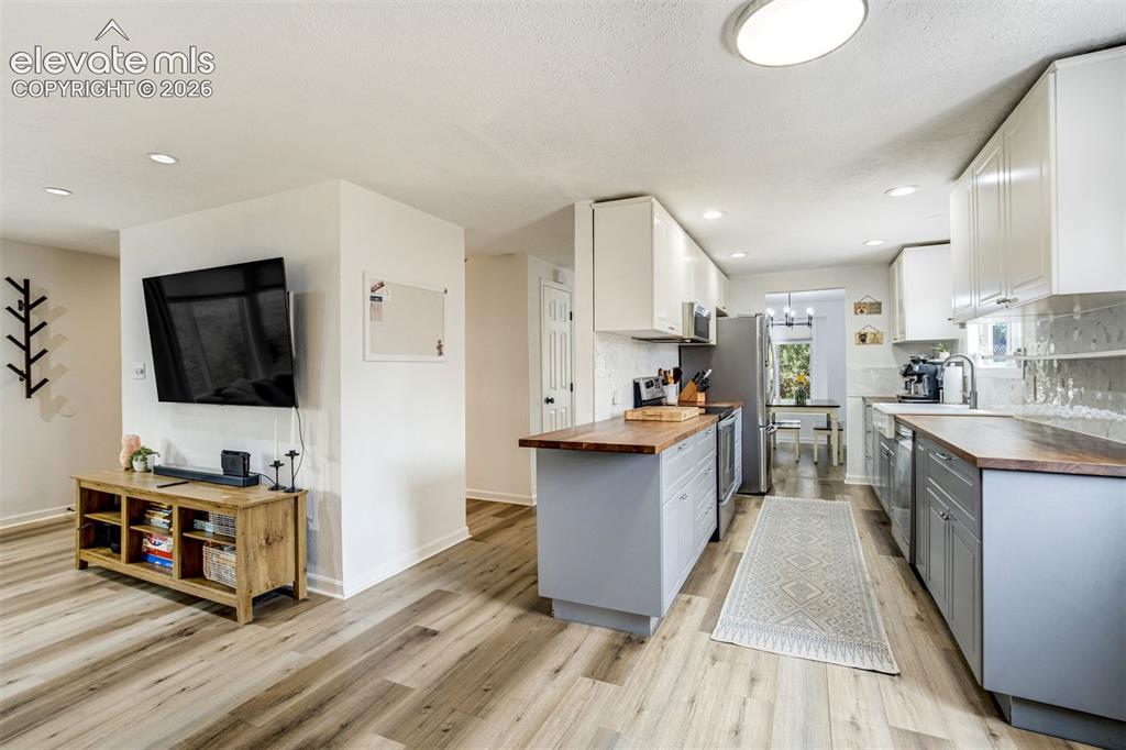Image 14 of 50: Kitchen