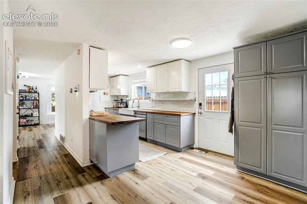 Image 15 of 50: Kitchen