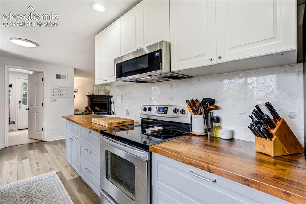 Image 16 of 50: Kitchen