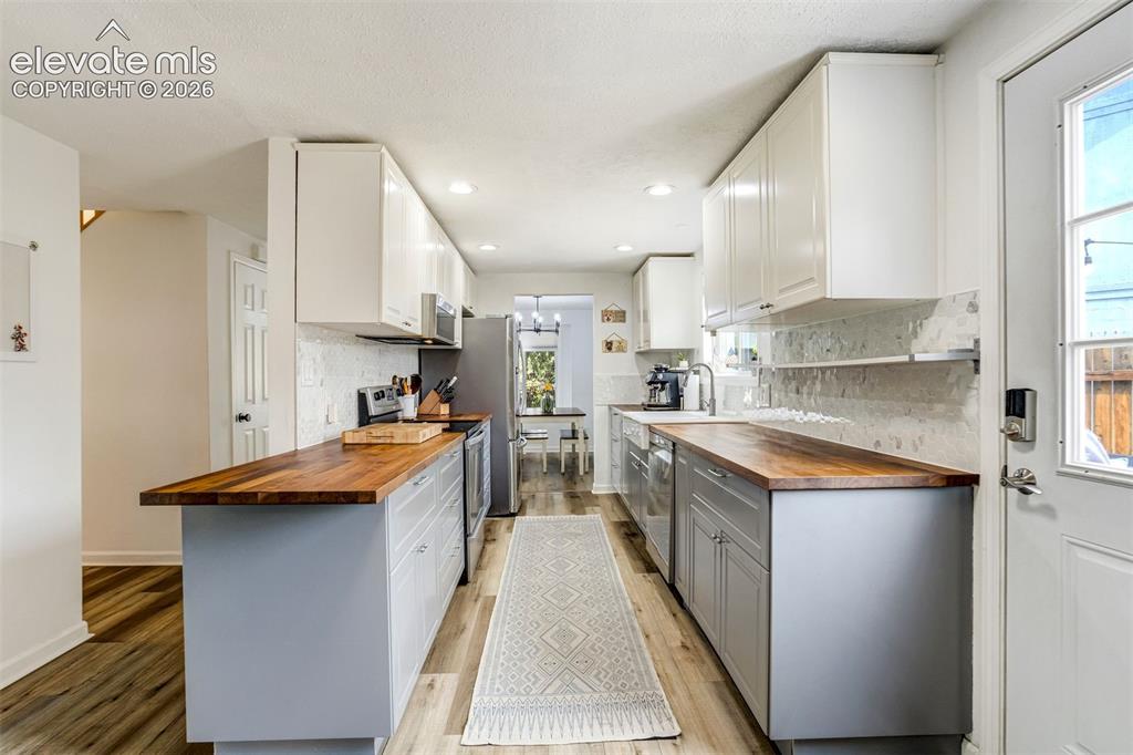 Image 17 of 50: Kitchen