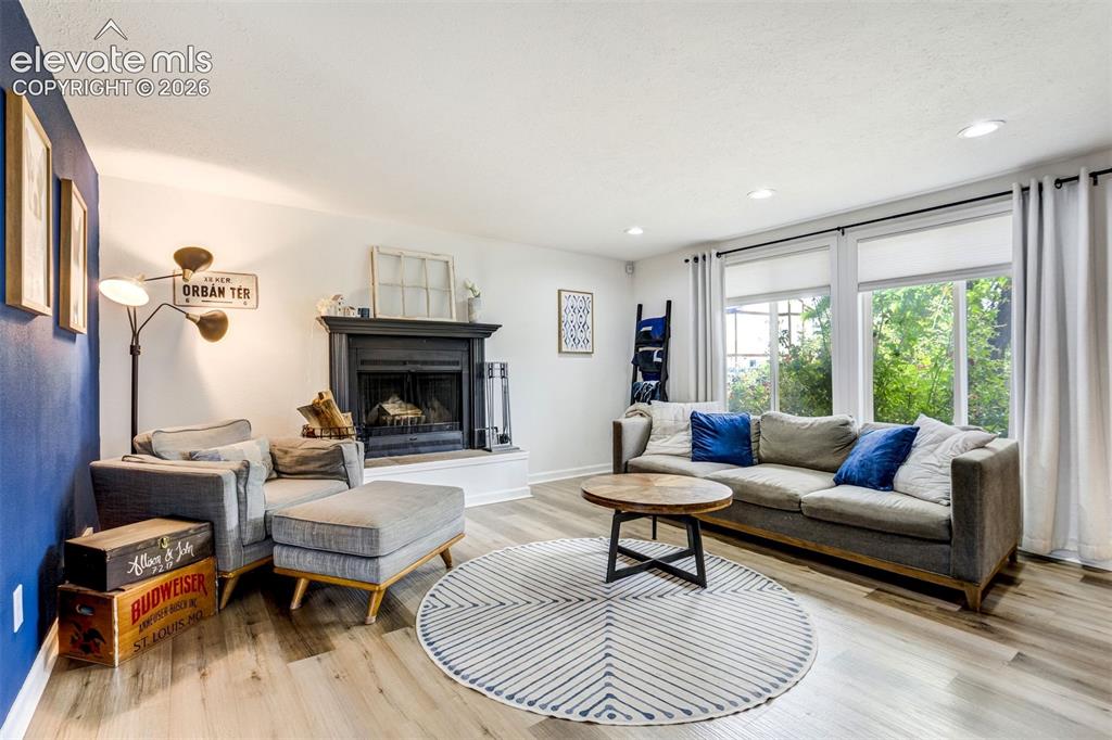 Image 8 of 50: Living Room