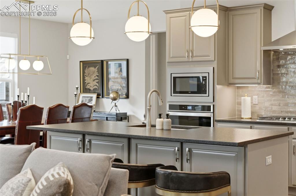 Image 10 of 50: Kitchen